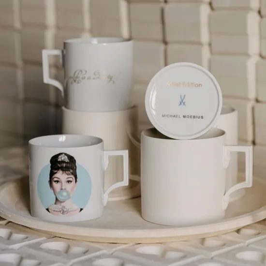 Mug Henkel 89 mm 250 ml, Audrey Hepburn with blue bubble, Meissen porcelain