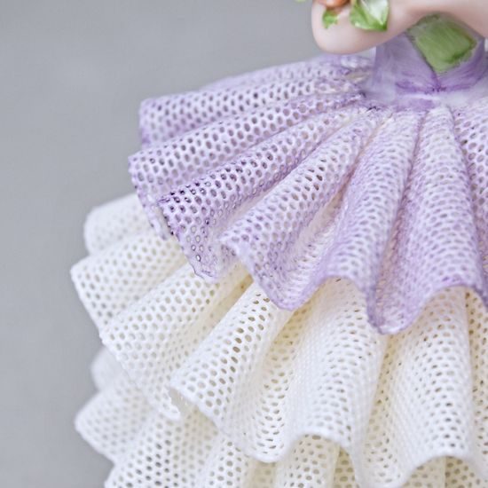 Panenka s krajkovou sukní, 1 - Fialová, CHYBÍ KOUSEK SUKNĚ, 8 x 8 x 9 cm, figurky Duchcov