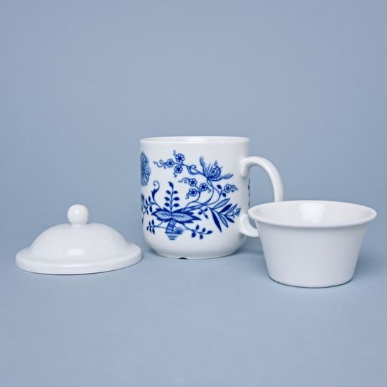 Hrnek Pinta s pokličkou a sítkem na čaj 0,36 l, Thun 1794 karlovarský porcelán, NATÁLIE cibulák