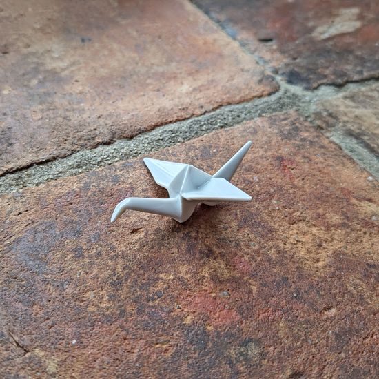 Origami - Jeřáb "z papíru" (závěsný) - porcelánová figurka pro štěstí 8 x 7,5 x 2,5 cm, bílý porcelán, Český porcelán a.s.