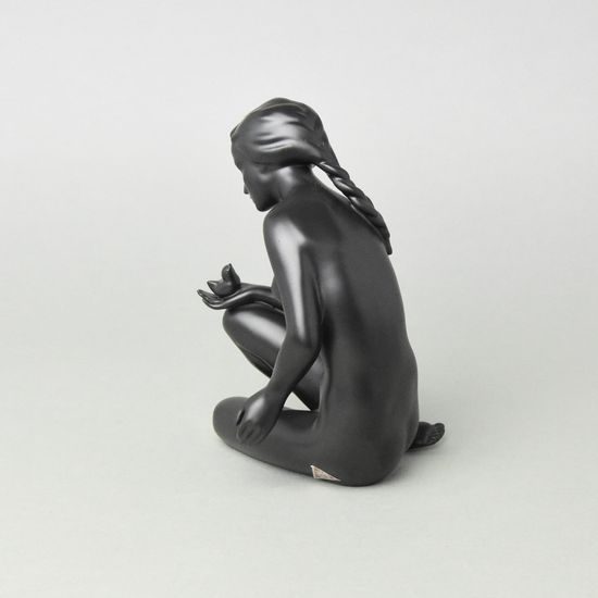 Dívka s ptáčkem a copem 18,5 x 12 x 12 cm, fond černý, Porcelánové figurky Duchcov