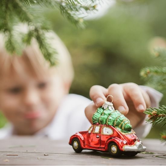 Vánoční ozdoba závěsná "Autíčko brouk" s vánočním stromkem, Glassor
