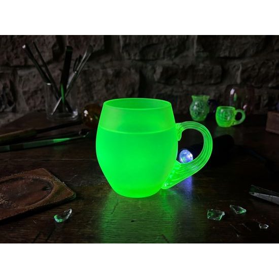 Sklenice hladká s uchem - matná (uranové sklo), 500 ml, Sklárna Janov