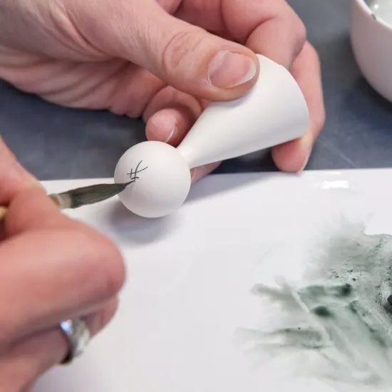 Přívěšek koulička sýkorka na šípku 2,8 x 2,2 cm, Míšeňský porcelán