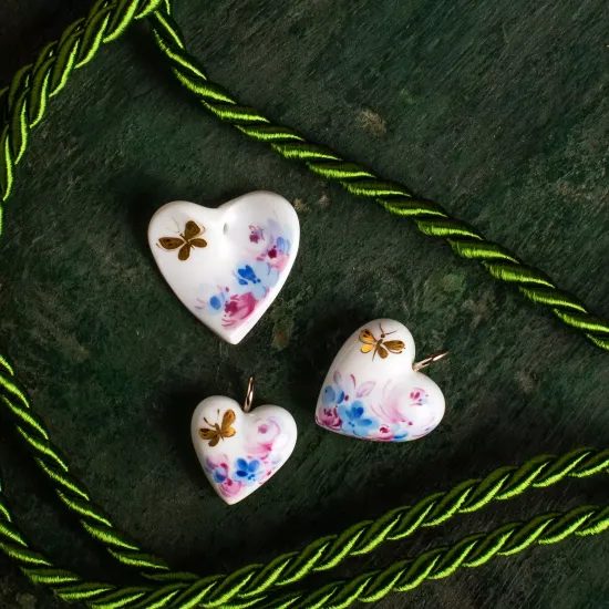 CURVED HEART BUTTERFLY LAWN 2,5 x 2,5 cm, Meissen porcelain