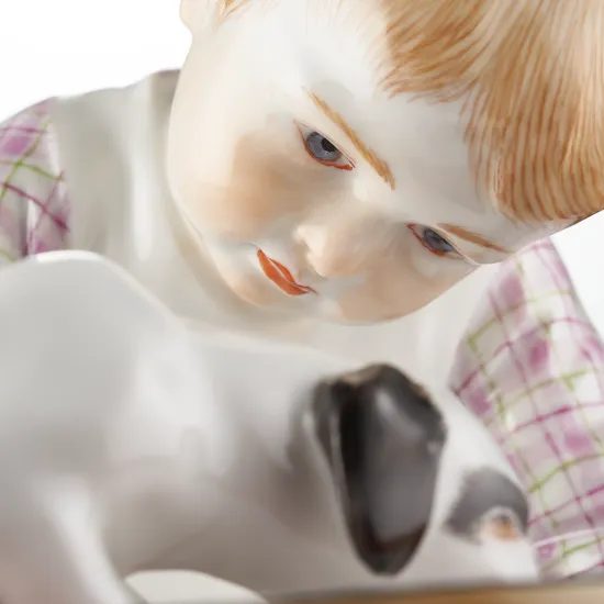 Dítě s pijícím pejskem 9 x 11 x 16 cm, figurky Míšeňský porcelán