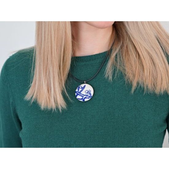 Náhrdelník: Duté kolečko 38 mm, Kvetoucí kaktus, černá pryž, Porcelánové šperky Ateliér Mallys