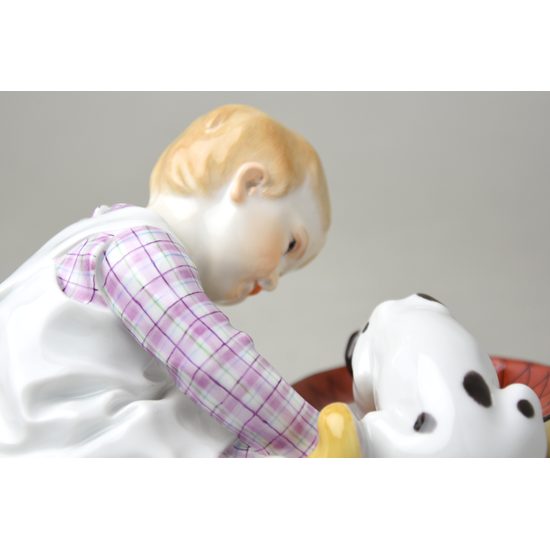 Dítě s pijícím pejskem 9 x 11 x 16 cm, figurky Míšeňský porcelán