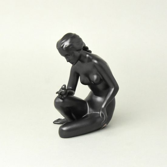 Dívka s ptáčkem a copem 18,5 x 12 x 12 cm, fond černý, Porcelánové figurky Duchcov