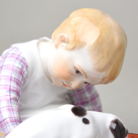 Dítě s pijícím pejskem 9 x 11 x 16 cm, figurky Míšeňský porcelán