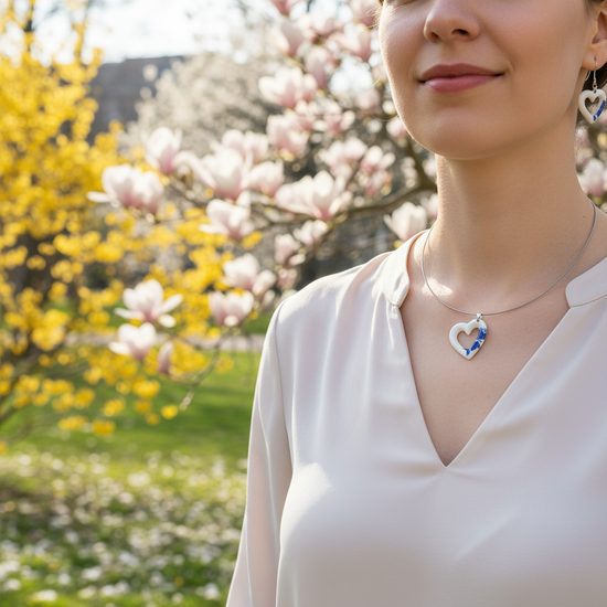 Náhrdelník: Srdce bílé - cibulák / květiny, Porcelánové šperky Ateliér Mallys