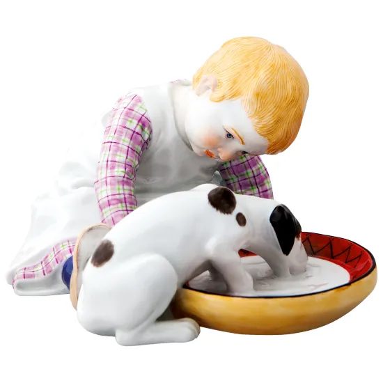 Dítě s pijícím pejskem 9 x 11 x 16 cm, figurky Míšeňský porcelán