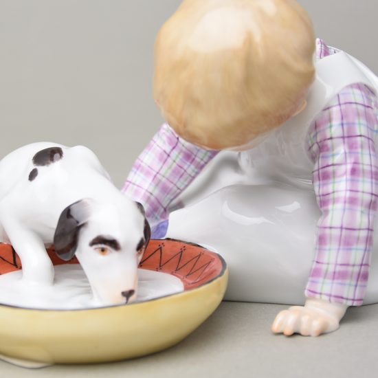 Dítě s pijícím pejskem 9 x 11 x 16 cm, figurky Míšeňský porcelán