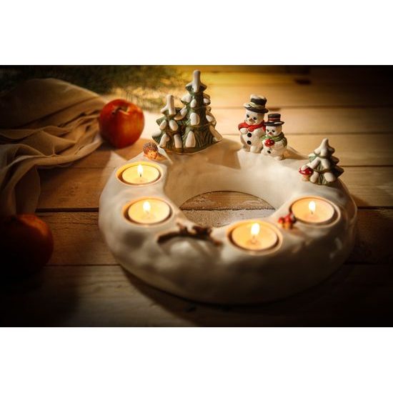 Adventní svícen Zimní radost před Vánocemi 27 / 27 / 14 cm, kamenina, Goebel