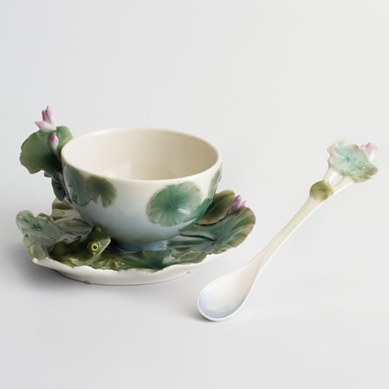 Amphibia frog design sculptured porcelain cup and saucer 13 x 8 cm, FRANZ Porcelain