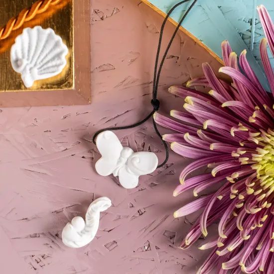 Porcelain pendant BUTTERFLY, 3,9 x 2,7 cm, Meissen porcelain