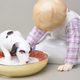 Dítě s pijícím pejskem 9 x 11 x 16 cm, figurky Míšeňský porcelán