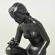 Dívka s ptáčkem a copem 18,5 x 12 x 12 cm, fond černý, Porcelánové figurky Duchcov