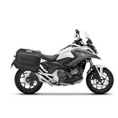 KOMPLETNÍ SADA BOČNÍCH ČERNÝCH HLINÍKOVÝCH KUFRŮ SHAD TERRA BLACK 47L/47L, VČETNĚ MONTÁŽNÍ SADY SHAD HONDA NC 750 X