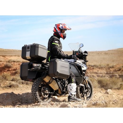 COMPLETE SET OF SHAD TERRA TR40 ADVENTURE SADDLEBAGS AND SHAD TERRA BLACK ALUMINIUM 37L TOPCASE, INCLUDING MOUNTING KIT SHAD VOGE 650DS / 650DSX
