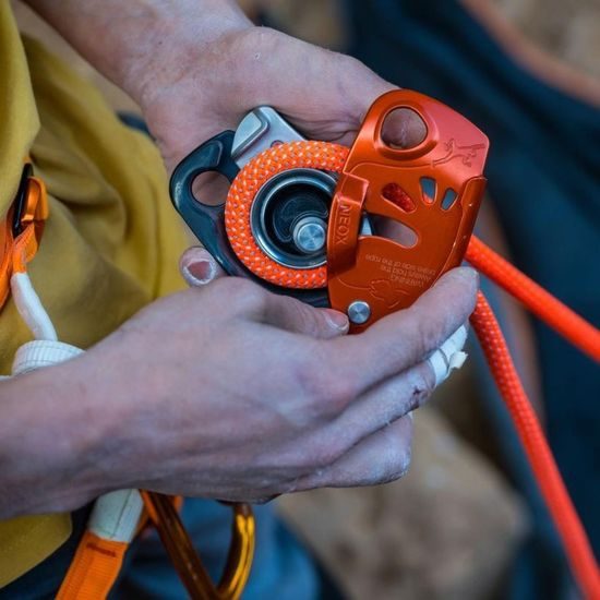 Jistící brzda Petzl Neox orange