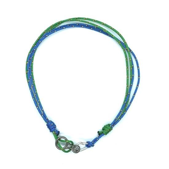 Přívěsek Sampaoli Carabiner & Eight bronze rhodium&ruthenium plated blue&green rope