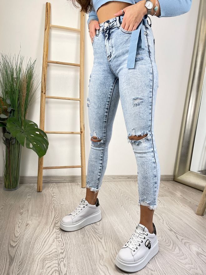 Skinny džíny s dírami a třepením světle modré