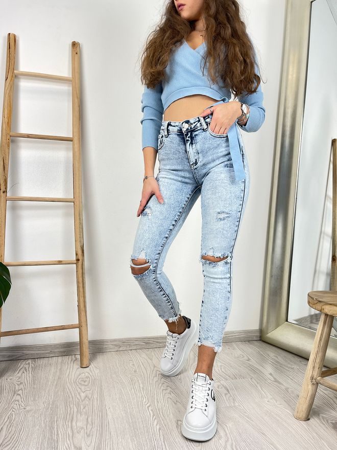 Skinny džíny s dírami a třepením světle modré