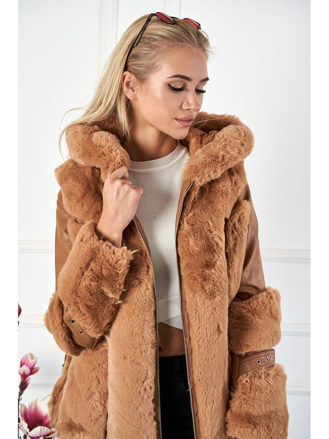 Koženková bunda s kapucí, kožešinou a přezkami, velbloudí hnědá