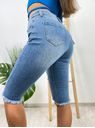 Dlouhé džínové kraťasy s trháním světle modré