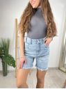 Džínové mom high kraťasy s trháním na dolním okraji nohavic světle modré