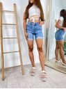 Džínové push up kraťasy s trháním na spodním okraji nohavic modré