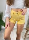 Džínové kraťasy s třepením dolního okraje nohavic žluté