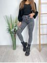 Skinny džíny se zapínáním na knoflíky a trháním šedé