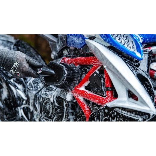 MĚKKÝ KARTÁČ NA MYTÍ MUC-OFF 370