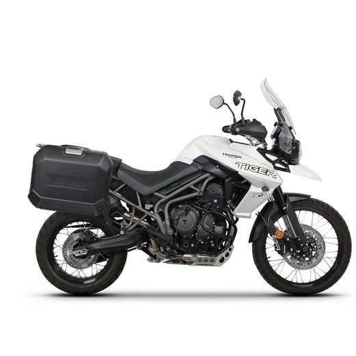 KOMPLETNÍ SADA BOČNÍCH ČERNÝCH HLINÍKOVÝCH KUFRŮ SHAD TERRA BLACK 36L/47L, VČETNĚ MONTÁŽNÍ SADY SHAD TRIUMPH TIGER 800