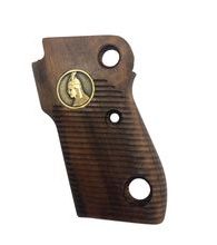 Střenky KSD Beretta 1951 ořech s bronzovým logem 3