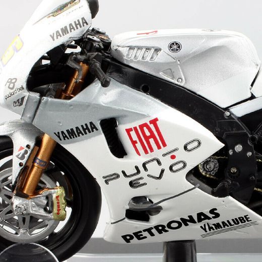 MAISTO YAMAHA YZR-M1 ESTORIL 2009 VALENTINO ROSSI 46 1:18