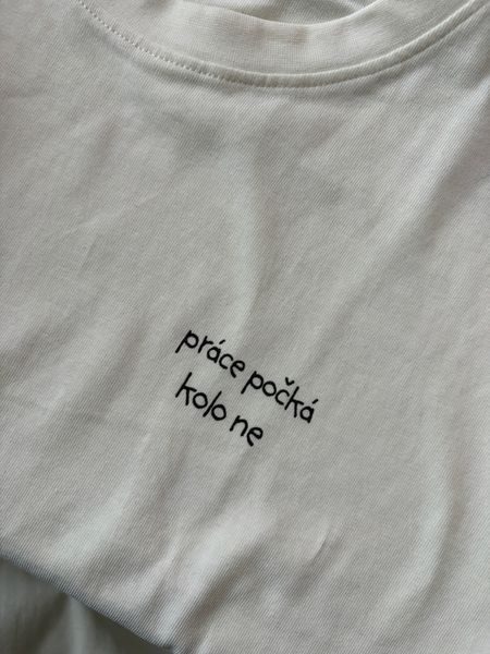 T-shirt La bici e amore Il lavoro può aspettare, la bici no unisex oversize - crema