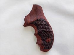Střenky KSD Ruger SP101 rosewood s logem 2
