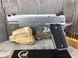 NIGHTHAWK CUSTOM úprava zakázkové pistole 1911 rám Recon s railem