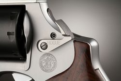 Hogue Smith & Wesson tlačítko vyklopení válce pro rám K/L/N/X/Z dlouhý stainless steel