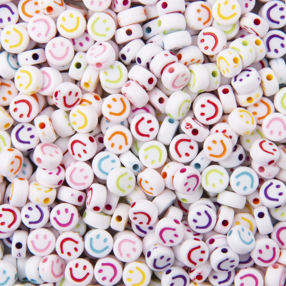 Bílé plastové korálky s Emoji - 1 balení