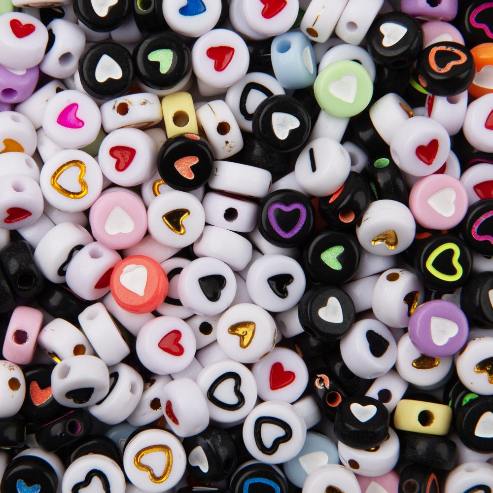 Sada barevných plastových korálků 7 x 4 mm se srdíčky - 3 ks