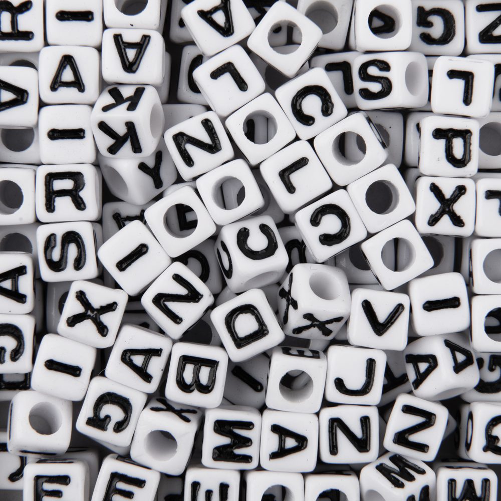 Manumi Bílý mix plastových korálků 7 mm s písmeny - 5 balení