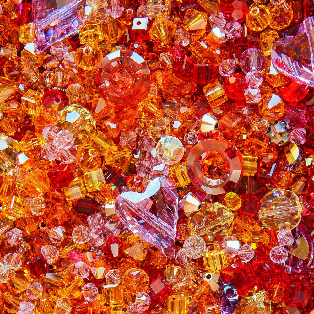 DÁREK Směs korálků SWAROVSKI 10 g červená - 1 ks