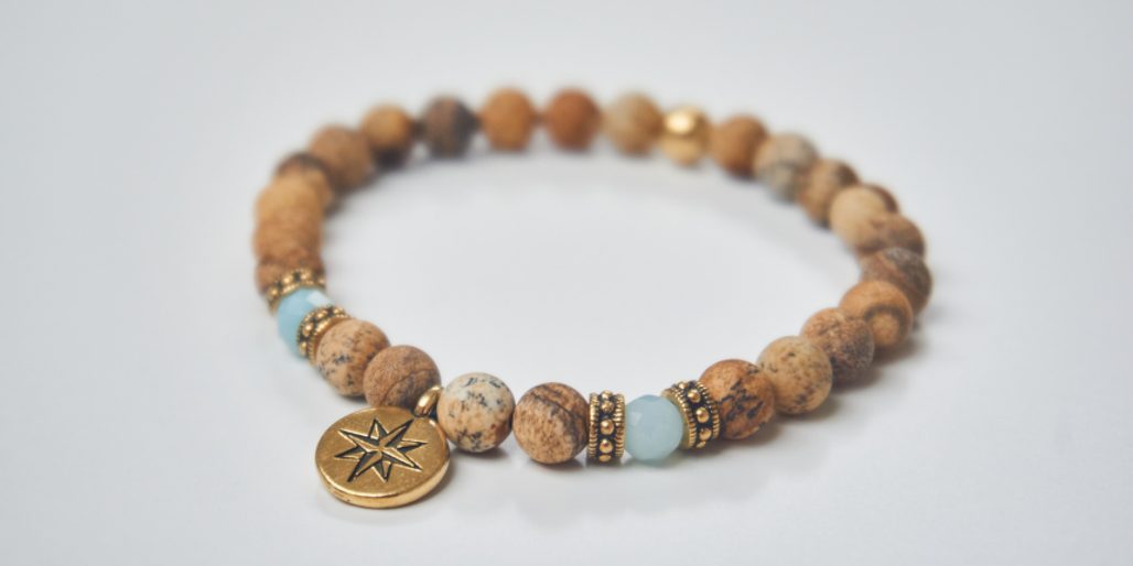 Návod na výrobu náramku s broušenými minerály pro cestovatele