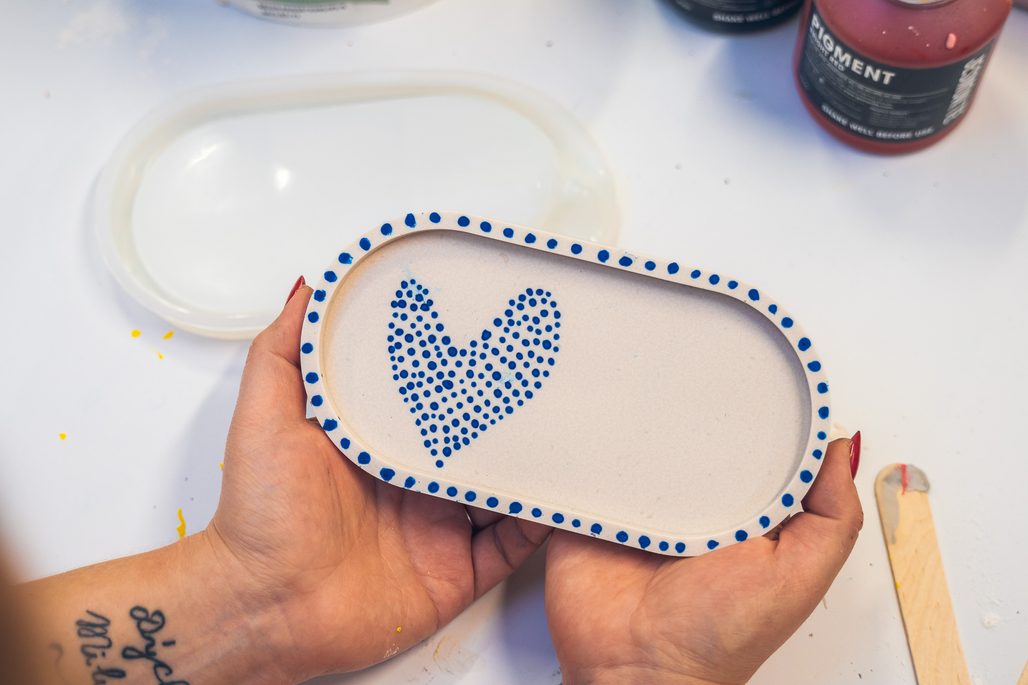 Návod na výrobu Jesmonite podtácku s tečkovaným srdcem