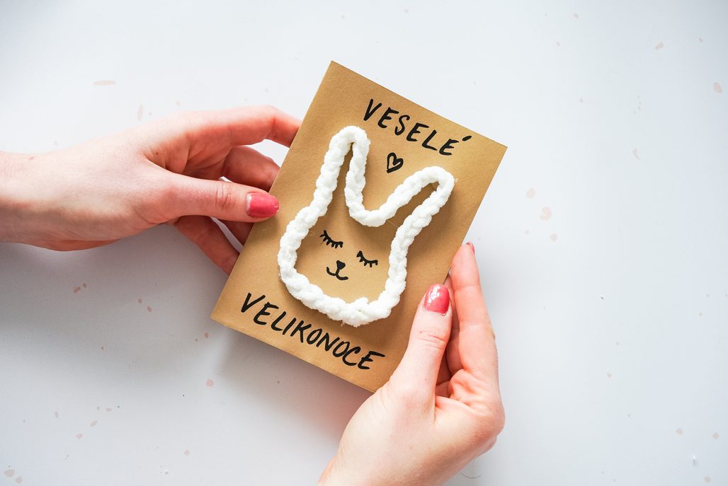 Návod na výrobu velikonočního přání se zajíčkem z příze