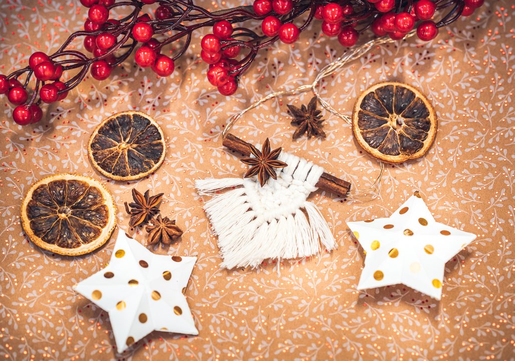 Macramé ozdoba na skořici